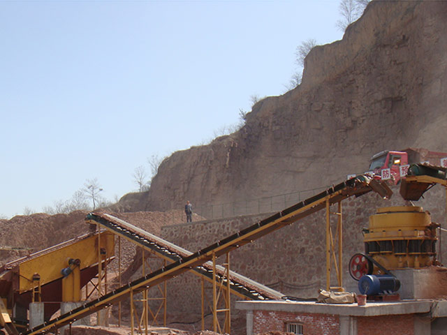回訪鞏義紅石山時(shí)產(chǎn)300噸砂石破碎現(xiàn)場(chǎng)