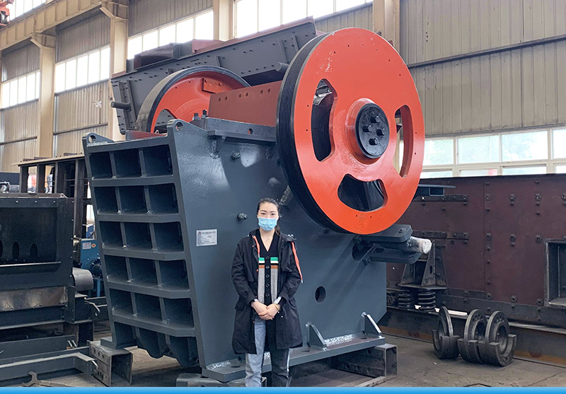 鄂式破碎機(jī)車間實(shí)拍
